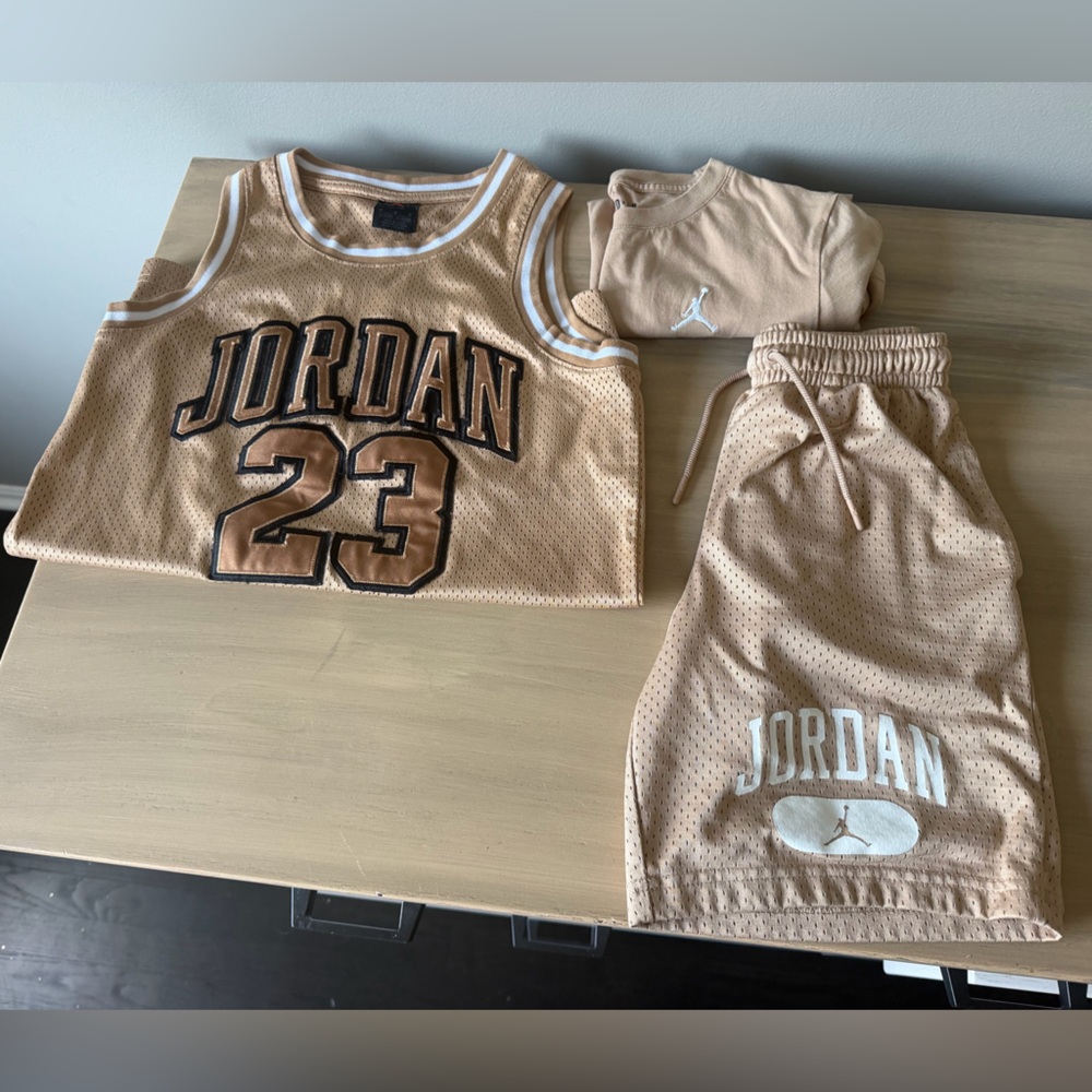 Nike Jordan Boys Tan Bundle. Size M. shorts, t-shirt and jersey.